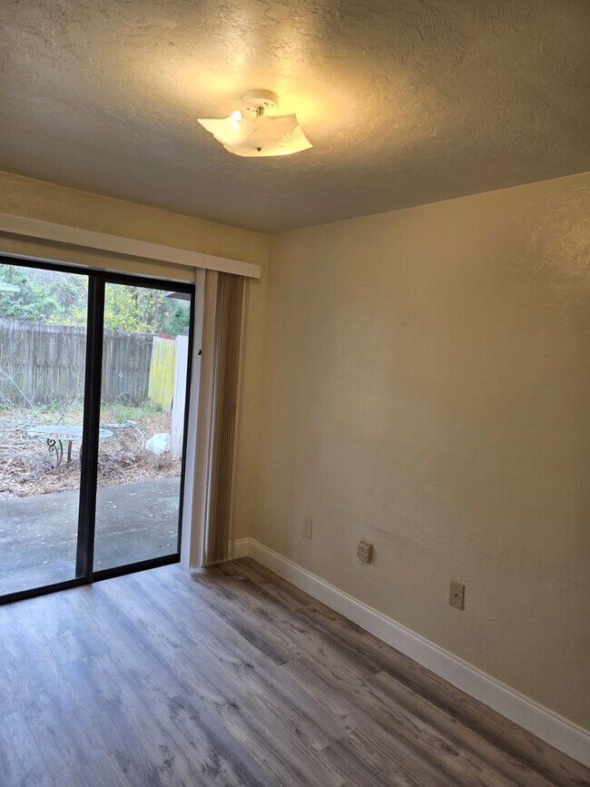 Building Photo - Beautiful 2 bedroom 1 bathroom Single Fami...
