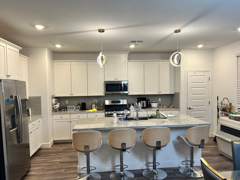 Building Photo - 1000 Caraballo Dr