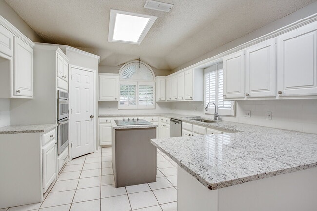 Building Photo - Newly Remodeled Prestigious Home!!