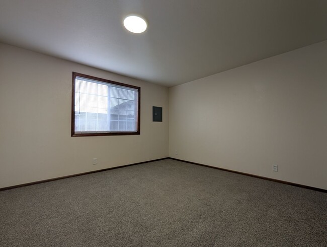 Building Photo - Great first floor 2bed/1 bath apartment in...