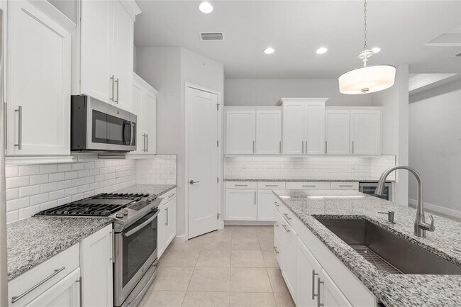 Building Photo - 11890 SW 33rd Ln