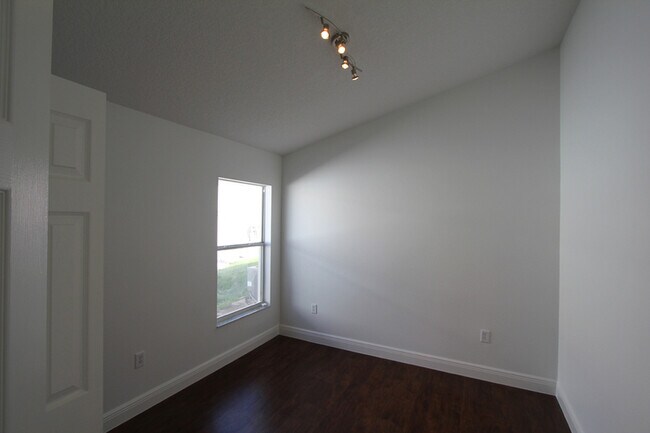 Building Photo - 210 Garberia Dr
