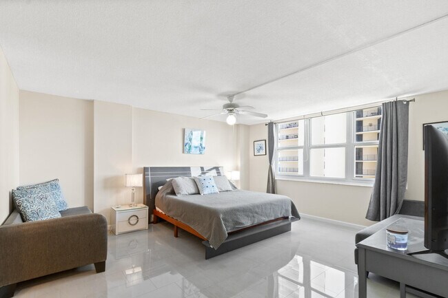 Building Photo - 5440 N Ocean Dr