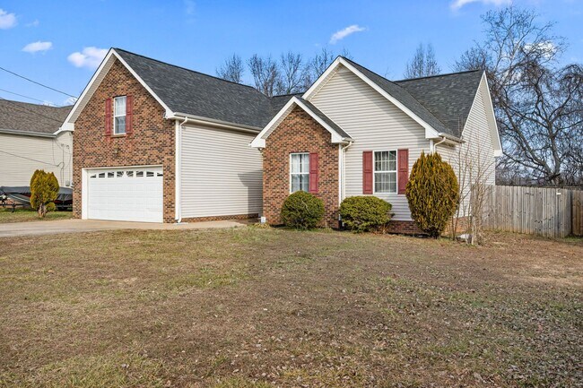 Building Photo - Pet Friendly, Bonus Room and Fenced Backyard!