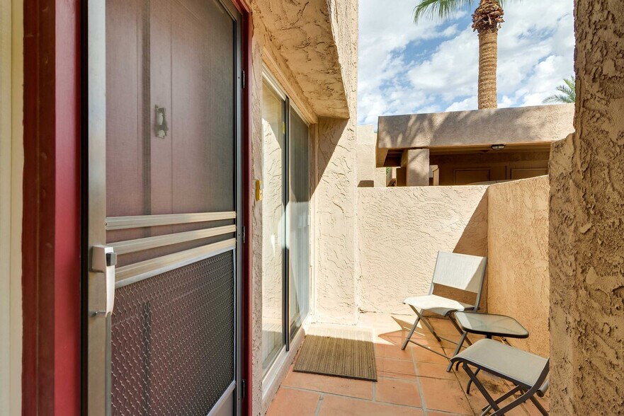 Building Photo - 445 S Desert Palm