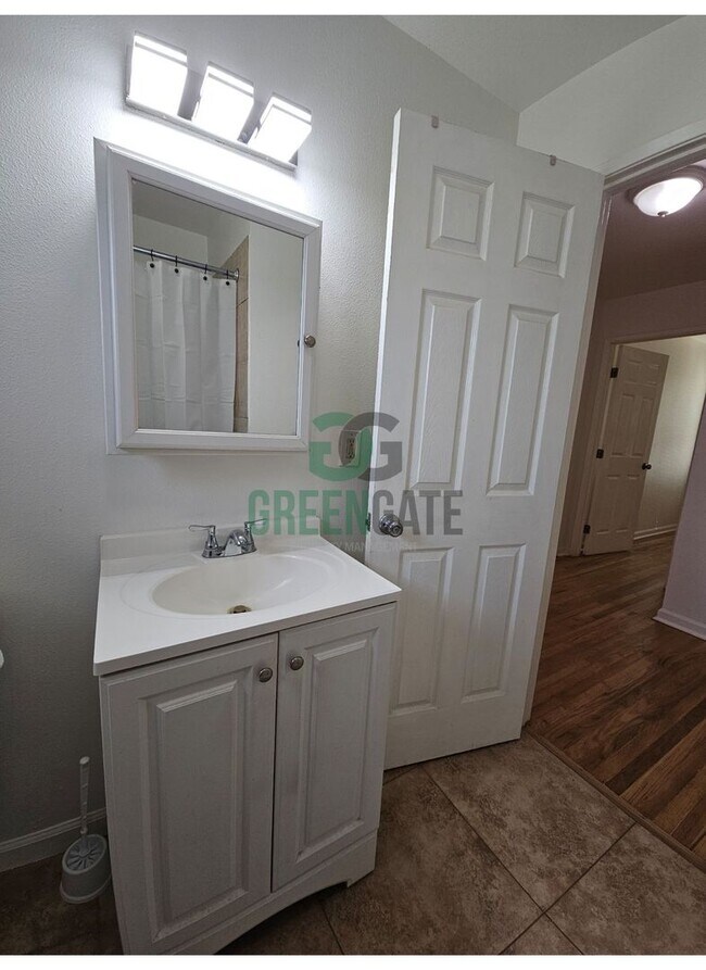 Building Photo - AVAILABLE NOW!! 3 Bedroom 2 Bath Home in Tracy!