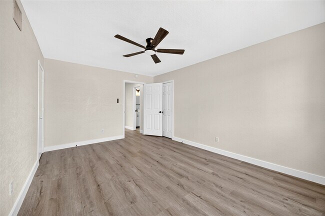 Building Photo - 2426 Woodsdale Blvd