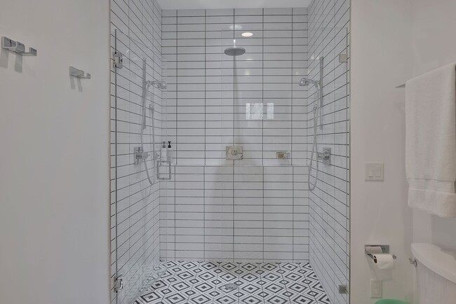 Building Photo - Custom-Built 4 Bed/ 2 Full + 2 Half Bath Modern Home at the base of Love Circle, Fully Furnished,...