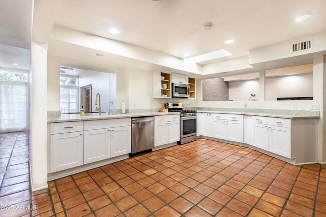 Building Photo - 922 W Mission Ln