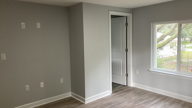 Building Photo - 719 Cypress Dr