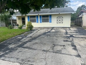 Building Photo - Beautiful 3/2 with pool in South Daytona