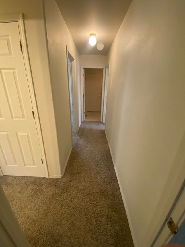 Building Photo - Charming 3 Bedroom