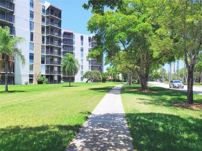 Building Photo - 3101 N Country Club Dr