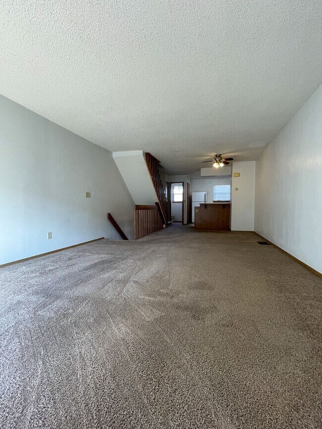 Building Photo - Beautiful 2-Bedroom Townhome in Aurora – A...