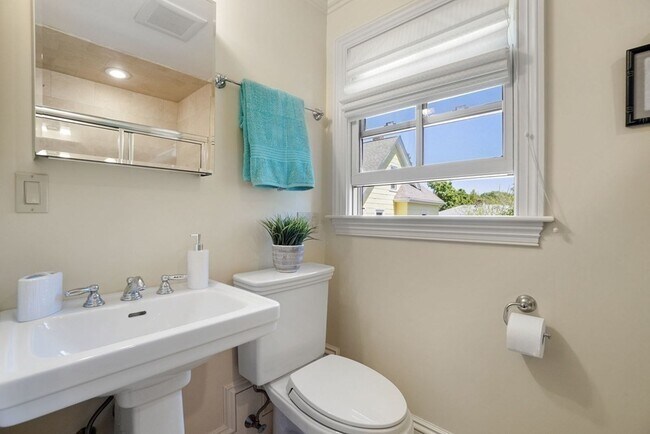 Building Photo - 28 Pennsylvania Ave