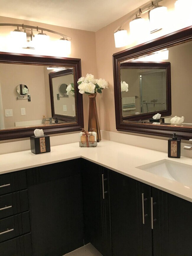 Building Photo - 5519 Fairway Park Dr