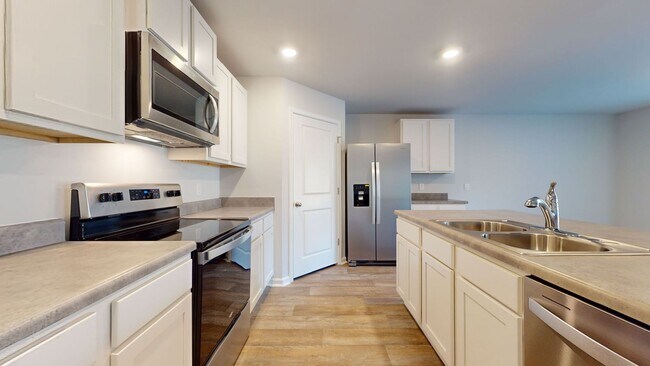 Building Photo - 4 bedroom Home in WATERSIDE!