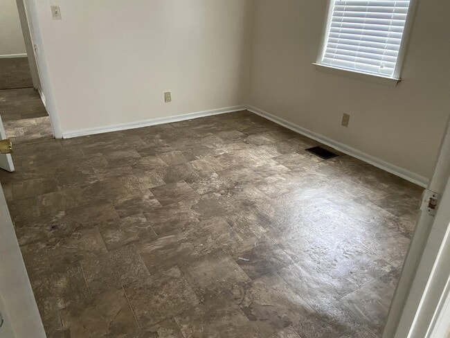 Building Photo - 2738 Dogwood Cir