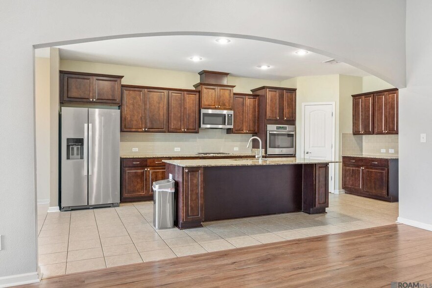 Building Photo - 13440 Larch Ct