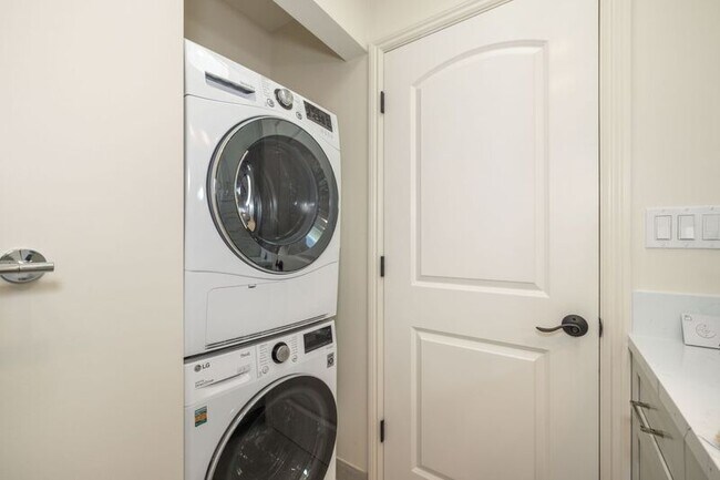 Building Photo - 1009 S Norfolk St