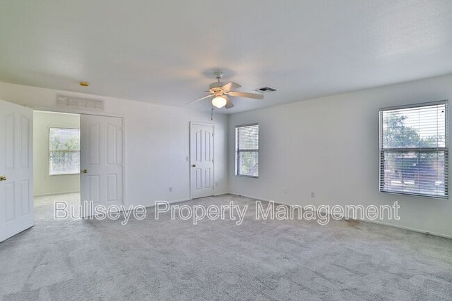 Building Photo - 1069 E Lowell Ave
