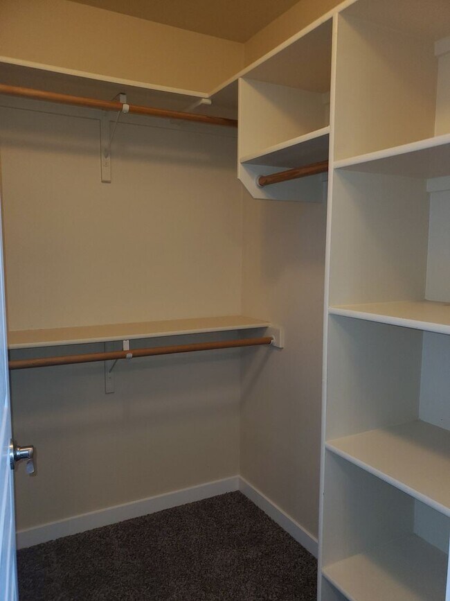 Building Photo - ? Stunning 3 Bedroom, 2.5 Bath Townhome in...