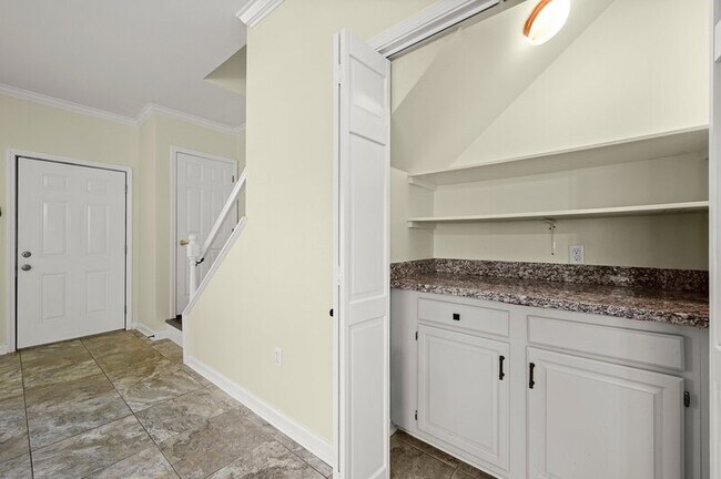 Building Photo - 5387 Rosedown Ct