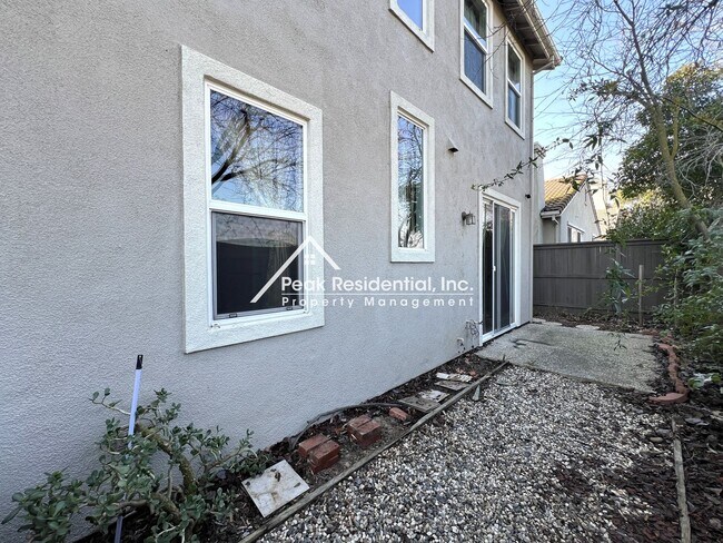 Building Photo - North Natomas 3bd/2.5ba House with 2 Car Garage