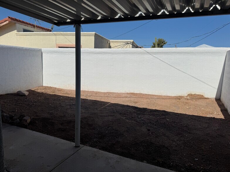 Building Photo - 6038 S Alameda Rd