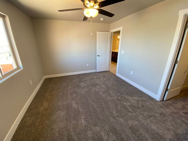 Building Photo - Red Mountain Vista Town Home, End Unit