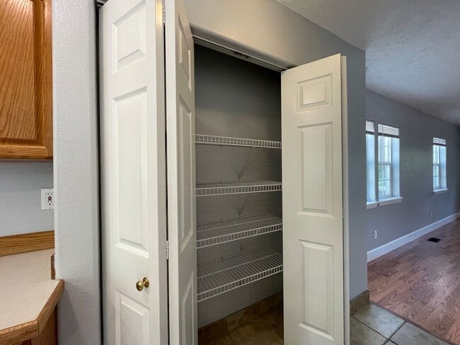 Building Photo - SE Home 3Bd/2.5Ba Home Close to the Willamette River off McLoughlin Blvd. 2 Car Garage and Washer...