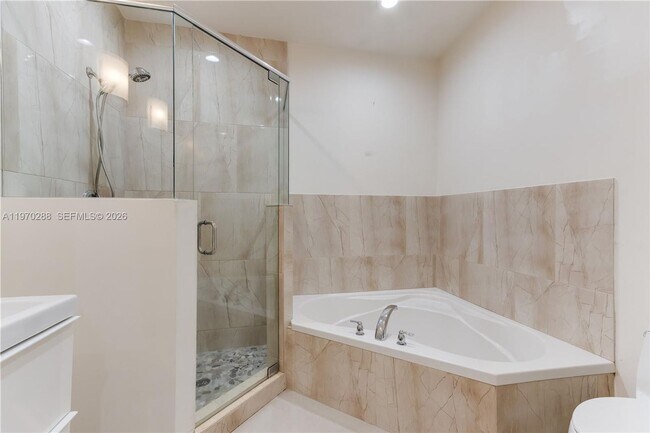 Building Photo - 623 NE 8th Ave