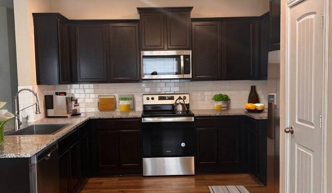 Building Photo - 172 Onna St