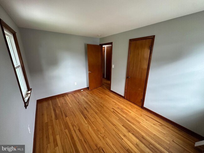 Building Photo - 320 Barclay Ave