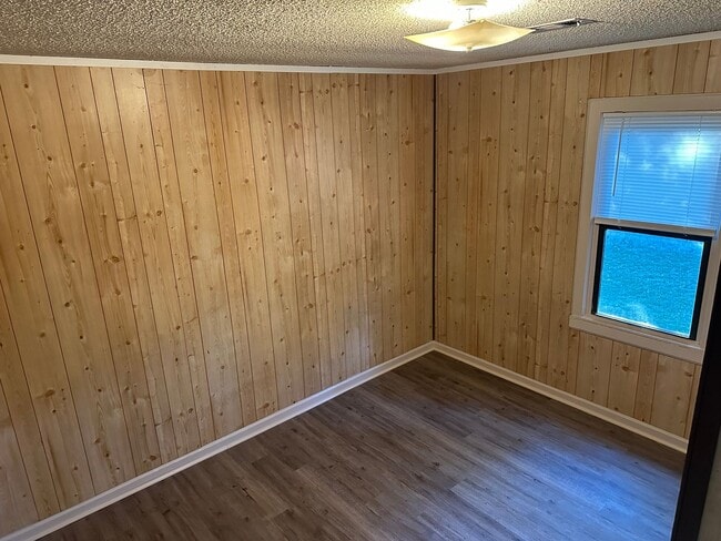 Building Photo - Available May 1st! 3-Bed, 1-Bath Home in Central Springdale!