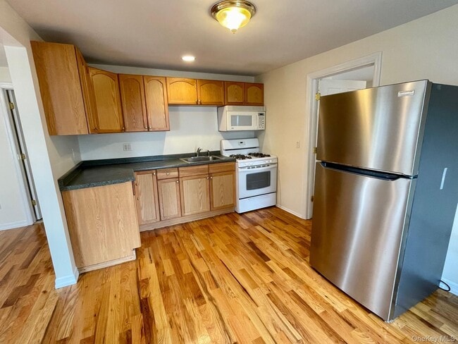 Building Photo - 105 Burtis St