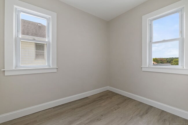 Building Photo - 279 Linwood St