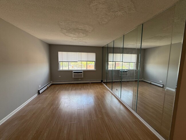 Building Photo - 1 Bedroom/1 Bath Unit Close to Transportat...