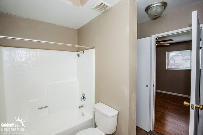 Building Photo - Newly Remodeled 2Bdm 1.5Ba Townhouse with ...