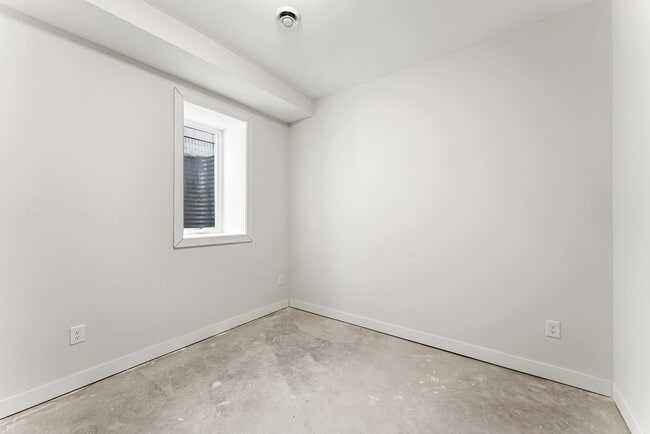 Building Photo - 911 W 31st St