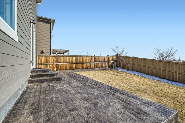 Building Photo - Wonderful 4/2.5 Home in SE Longmont. Large Rooms and Great Fenced Yard. Attached Garage.
