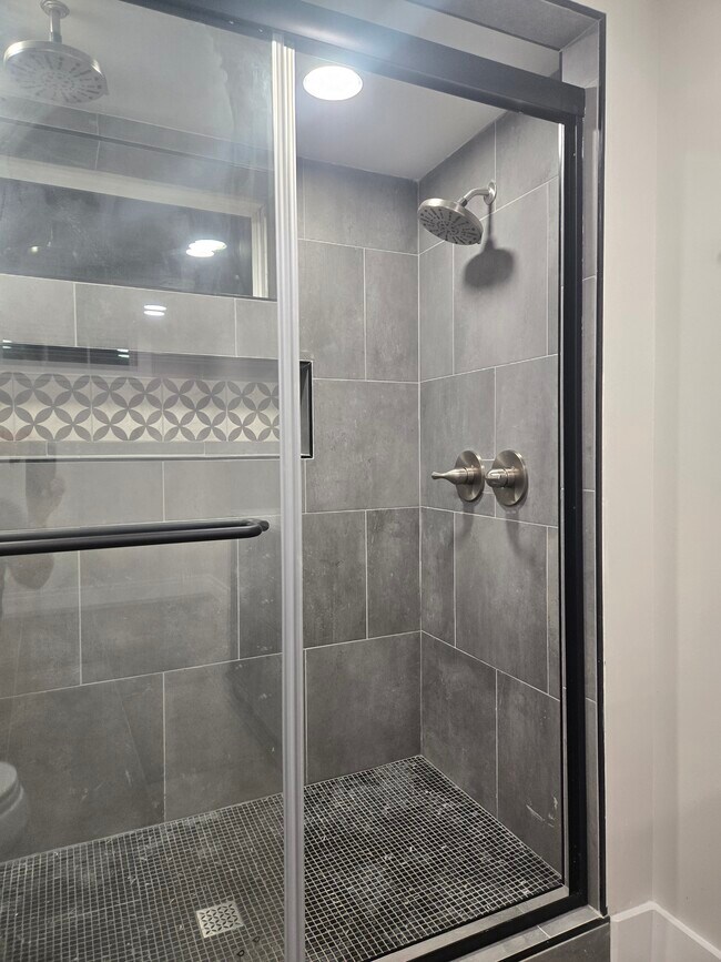 Building Photo - 929 Due W Ave N