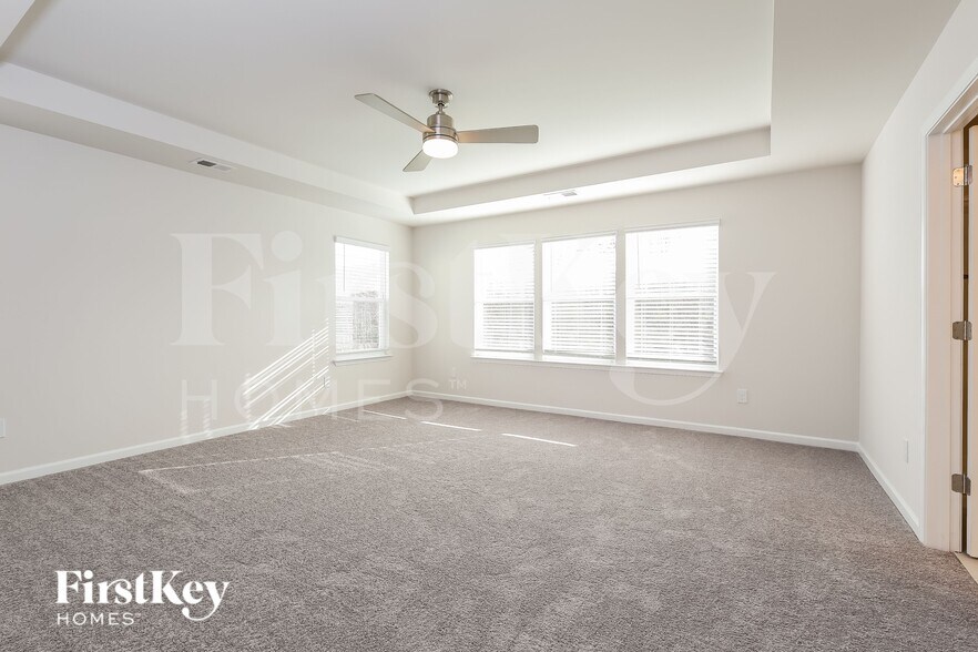 Building Photo - 566 Hillpark Ln