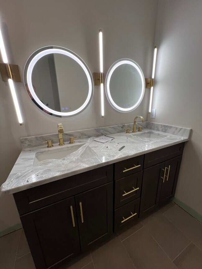 Building Photo - Clarksville Luxury home