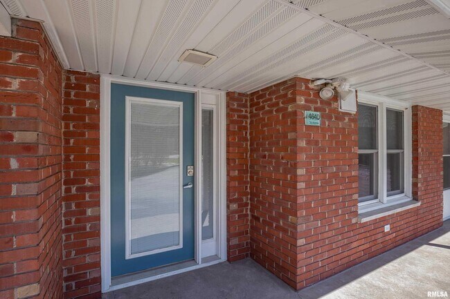 Building Photo - 4640 5th Ave