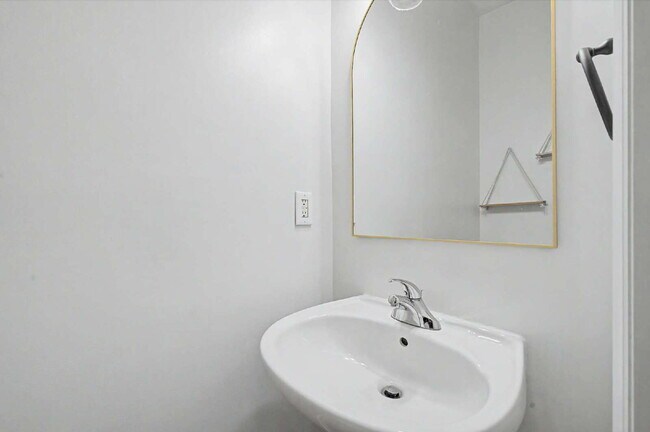 Building Photo - Townhome in Desirable Hedingham Community