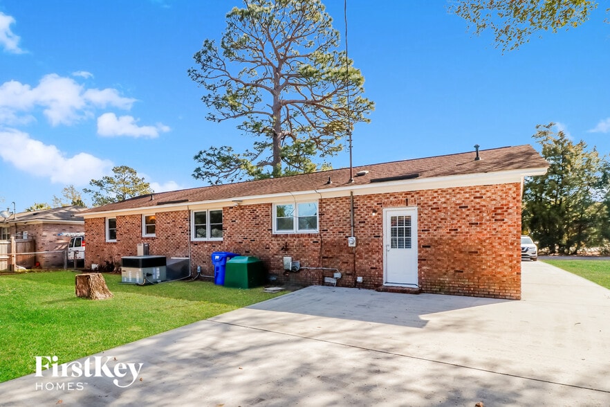 Building Photo - 1448 Manor Blvd