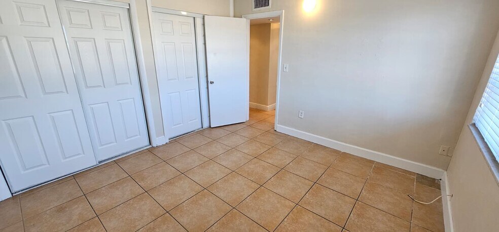 Building Photo - 1851 NE 168th St