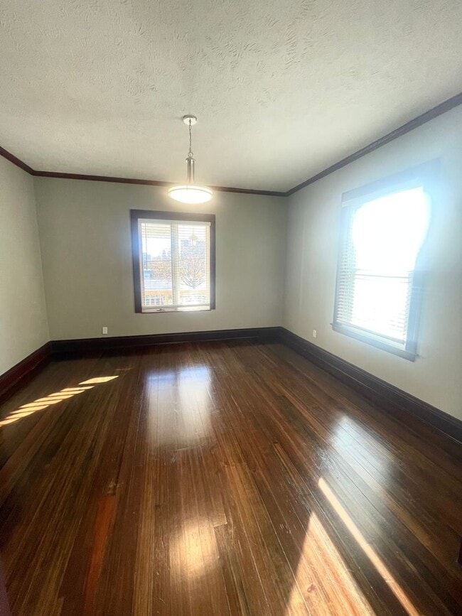 Building Photo - Large historic 6 bedroom 3 bathroom in Blackstone!