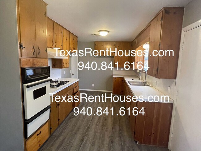 Building Photo - Adorable Home in the heart of Burkburnett!